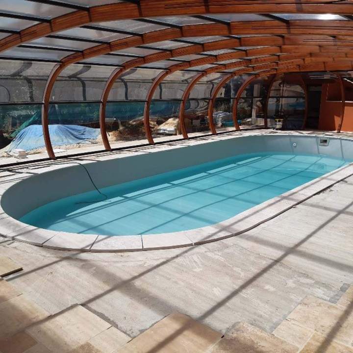 Aménagement extérieur : piscine, terrassement, clôture, portail.